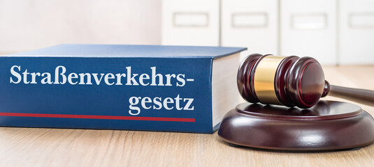 Gesetzbuch mit einem Richterhammer - Straßenverkehrsgesetz