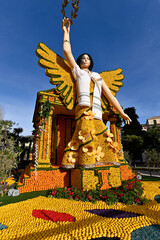 sculpture d'une femme en agrume pendant la F&ecirc;te du Citron - Menton
