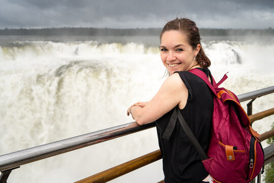 Mujer turista disfrutando de las vistas de la Garganta del Diablo, en el Parque Nacional Iguaz&uacute;, en Argentina