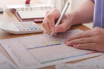 確定申告の書類を書いている男性