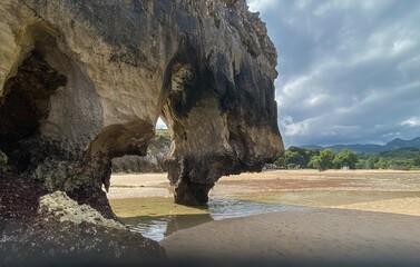 formacion rocosa en una playa de España