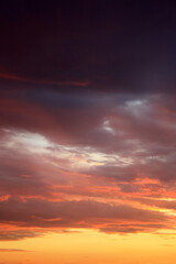 Obraz premium Sunset Over the Field: Nature's Golden Hour