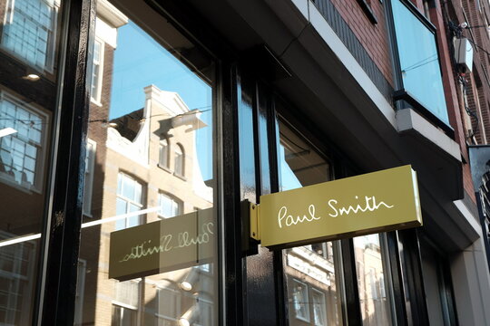 Spiegelnde Schaufenster und typischer Schriftzug des Pauls Smith Flagship Store in der Berenstraat am 24.10.2024 in den Gassen der Altstadt von Amsterdam, der Hauptstadt der Niederlande