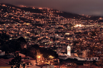 Luci accese nella citt&agrave; di Funchal.