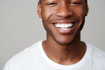 Naklejka premium A person smiling while brushing their teeth with a toothbrush, highlighting oral hygiene importance