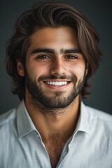 Obraz premium A happy man with a long beard smiling at the camera, possibly for a portrait or character illustration