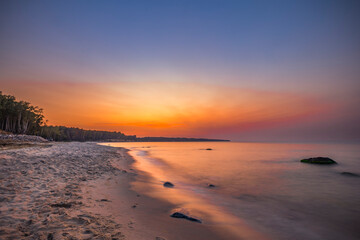Obraz premium stones on the shore of the Baltic Sea after sunset