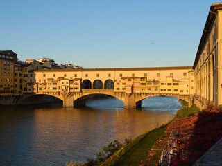 Naklejka premium Morning view river Arno and Ponte Vecchio in Florence, Italy