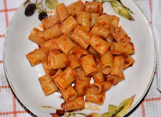 PASTA AL SUGO DI POMODORO,NAPOLI,ITALIA,28 NOVEMBRE 2024.