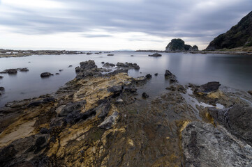 Obraz premium 曇天の日の三浦半島の地磯