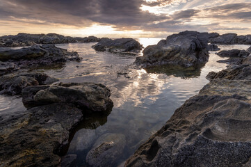 Obraz premium 夕暮れ時の城ヶ島の地磯