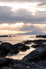 Obraz premium 城ヶ島の夕暮れ時の薄明光線