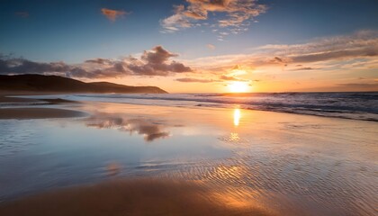 Obraz premium Playa desierta al atardecer con reflejos en el agua