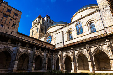 Obraz premium Western and Northern Galleries of the Cloister of Saint-Etienne Cathedral in Cahors, a skillful blend of Romanesque and Gothic architecture