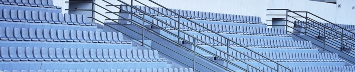 Zdjęcie przedstawia stadion sportowy z rzędami krzeseł, gotowy na nadchodzące wydarzenie....
