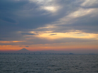 Fototapeta premium 千葉県 袖ヶ浦の風景(アクアラインと富士山)