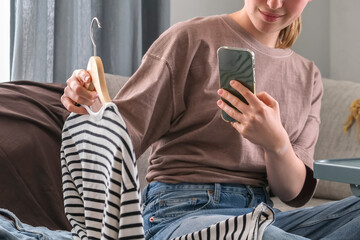 woman selling second-hand clothes online, promoting conscious consumption and sustainability in fashion. Perfect for themes around eco-friendly fashion, upcycling, and responsible consumer habits in t