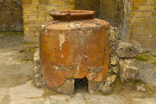 Dolium adaptada como horno en Herculano (Siglo I)