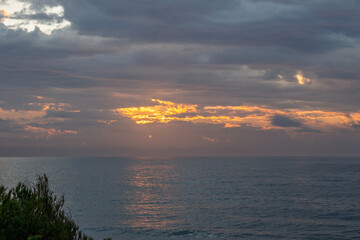 Sonnenaufgang am Mittelmeer im Naturpark Serra d'Irta bei Alcossebre, Provinz Castellón, Autonome...
