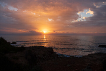 Obraz premium Sonnenaufgang am Mittelmeer im Naturpark Serra d'Irta bei Alcossebre, Provinz Castellón, Autonome Gemeinschaft Valencia, Spanien