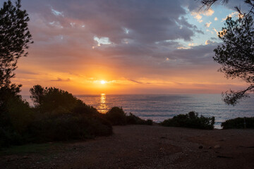 Sonnenaufgang am Mittelmeer im Naturpark Serra d'Irta bei Alcossebre, Provinz Castellón, Autonome...
