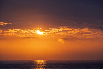 Sonnenaufgang am Mittelmeer im Naturpark Serra d'Irta bei Alcossebre, Provinz Castellón, Autonome...