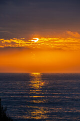Obraz premium Sonnenaufgang am Mittelmeer im Naturpark Serra d'Irta bei Alcossebre, Provinz Castellón, Autonome Gemeinschaft Valencia, Spanien