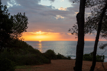 Sonnenaufgang am Mittelmeer im Naturpark Serra d'Irta bei Alcossebre, Provinz Castellón, Autonome...
