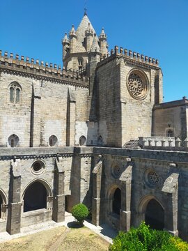 Catedral Bas&iacute;lica de Nuestra Se&ntilde;ora de la Asunci&oacute;n (en portugu&eacute;s: Bas&iacute;lica S&eacute; Catedral de Nossa Senhora da Assun&ccedil;&atilde;o) es la catedral de la arquidi&oacute;cesis de &Eacute;vora