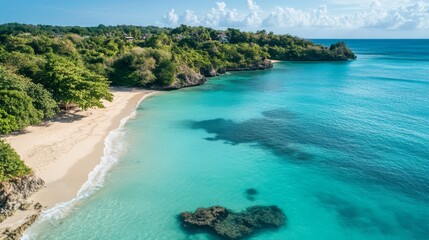 Obraz premium Secluded tropical beach with turquoise water and white sand.