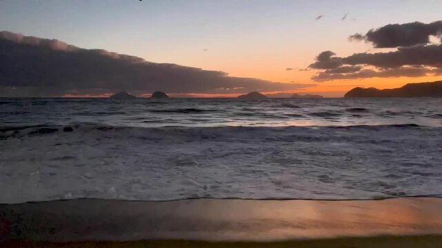 Time-lapse  do mar no crep&uacute;sculo com nuvens passando. Ao fundo, quatro ilhas bem famosas do litoral norte: Ilha Mont&atilde;o de Trigo, Ilha dos Gatos, Ilha das Couves e Ilha As Ilhas. 