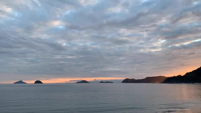 Time-lapse final de tarde ap&oacute;s o sol se p&ocirc;r com o c&eacute;u com muitas nuvens e o mar bem tranquilo. no fundo, Ilha Mont&atilde;o de Trigo, Ilha dos Gatos, Ilha das Couves e Ilha As Ilhas.