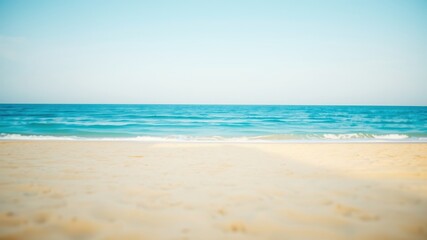 Obraz premium The gentle waves of the turquoise ocean crash on the sandy shore, creating a serene and inviting landscape.