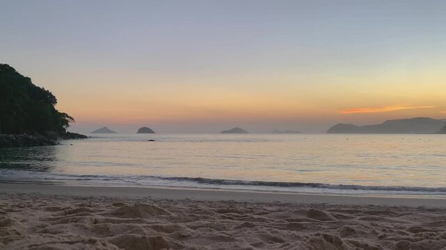 Final de tarde ap&oacute;s o p&ocirc;r do sol, o mar bem tranquilo. No fundo, , quatro ilhas conhecidas do litoral norte: Ilha Mont&atilde;o de Trigo, Ilha dos Gatos, Ilha das Couves e Ilha As Ilhas.