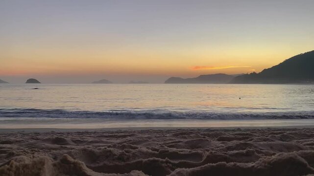 Finalzinho da tarde na praia com o mar bem calmo. No fundo, , quatro ilhas conhecidas do litoral norte: Ilha Mont&atilde;o de Trigo, Ilha dos Gatos, Ilha das Couves e Ilha As Ilhas.
