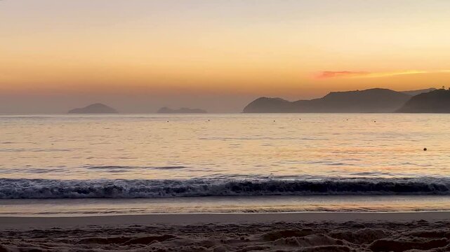 Entardecer com o mar bem tranquilo. No fundo, ,quatro ilhas conhecidas do litoral norte: Ilha Mont&atilde;o de Trigo, Ilha dos Gatos, Ilha das Couves e Ilha As Ilhas.