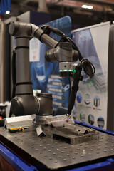 brazo robotizado manipulando pieza de ingeniería