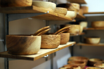 estante de cuencos de madera artesanales para alimentos
