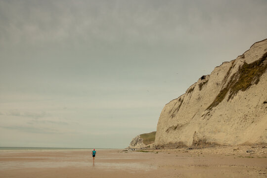 silhouette d'un homme seul sur la plage d'Escalles  situ&eacute;e dans le d&eacute;partement du Pas-de-Calais en r&eacute;gion Hauts-de-France le long des falaises calcaires du Cap Blanc Nez 