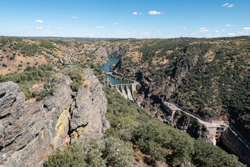 Vista Panorâmica da Barragem de Castro a partir do miradouro da Penha das Torres em Miranda do Douro. Um verdadeiro exemplo de engenharia hidroelétrica internacional  © LuIvDa