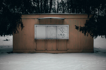 Kiosk-Einzelhandelsgeschäft in einem postsowjetischen Wald