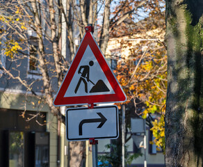 Warnschild Baustelle rechts