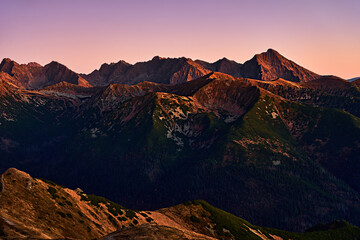 Obraz premium Mountain majesty landscape at dusk, amazing gradient colors in nature. Perfect traveling activity