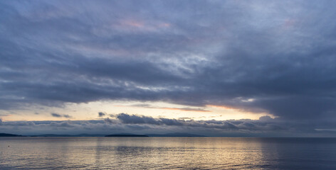 Obraz premium Serene Sunrise Over Ocean in Victoria, Vancouver Island, BC, Canada