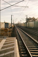 Fototapeta premium Bahnsteig und leere Gleise