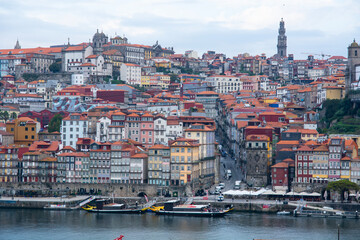 Obraz premium PORTO, PORTUGAL - NOVEMBER 8, 2024 : View of Ribeira, the beautiful part of Porto, from the side of Gaia