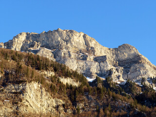 Steep rocky peaks of the Churfirsten mountain range, above Lake Walensee and the Swiss town of Walenstadtberg (Die steilen Felsgipfel der Churfirstengruppe oberhalb des Walensees, Schweiz)