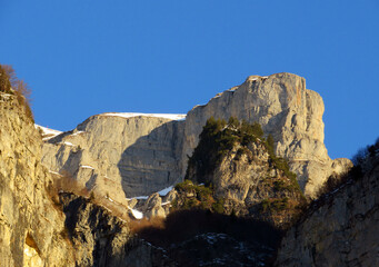 Steep rocky peaks of the Churfirsten mountain range, above Lake Walensee and the Swiss town of Walenstadtberg (Die steilen Felsgipfel der Churfirstengruppe oberhalb des Walensees, Schweiz)