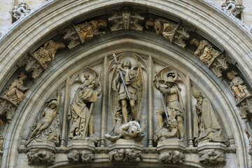 Obraz premium Cathedral arch of statues