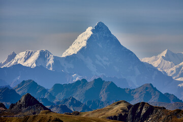 Majestic and untamed, Huantsán stands proudly in the Cordillera Blanca.A towering giant surrounded by rugged peaks and glacial beauty, it’s a symbol of the raw power of the Andes. Nature’s masterpiece